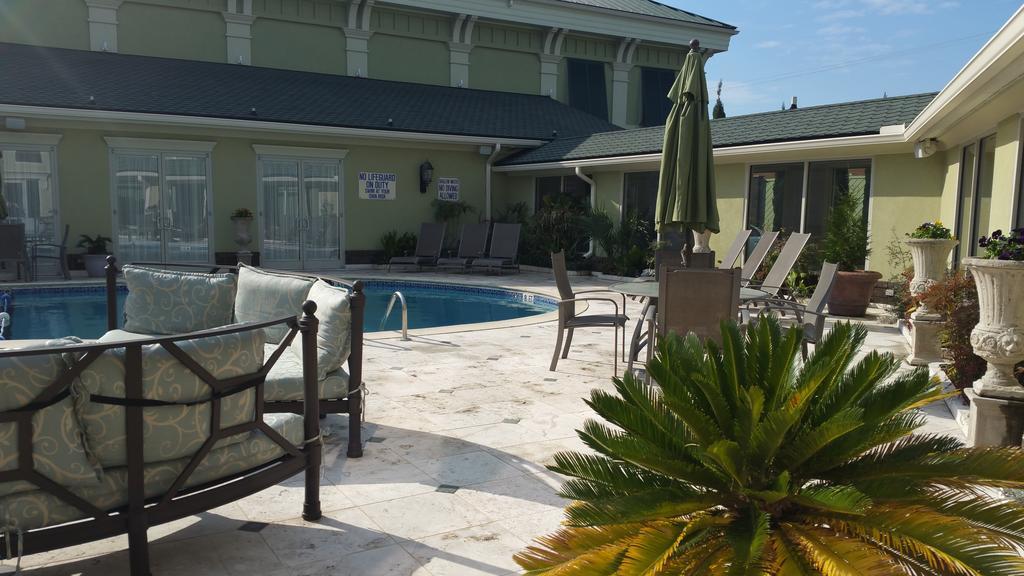 Town & Country Inn And Suites Charleston Exterior photo