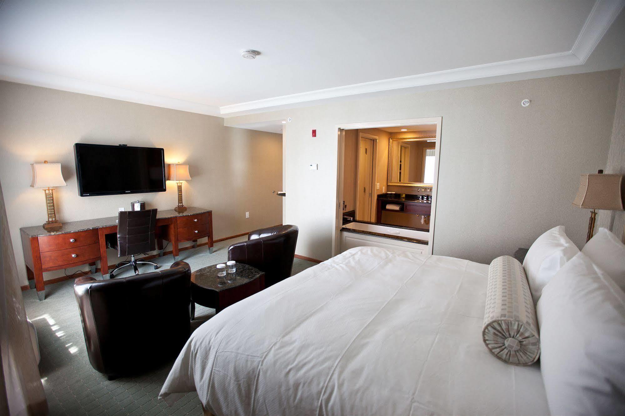 Town & Country Inn And Suites Charleston Exterior photo